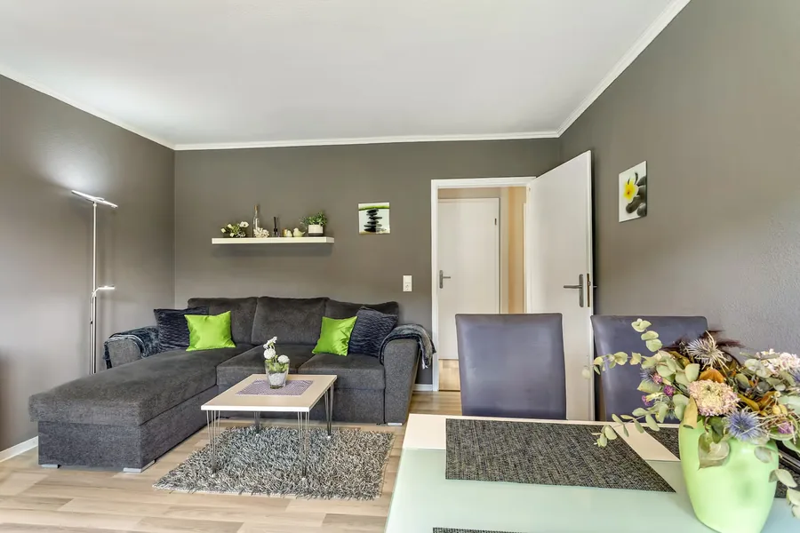 Wohnzimmer mit Sofalandschaft und Couchtisch