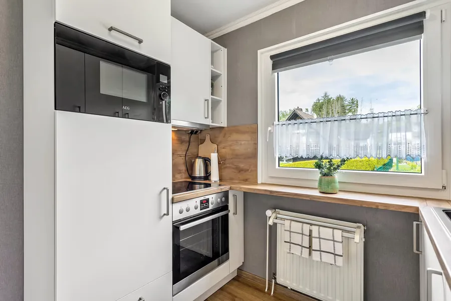 Küche mit Backofen und Arbeitsfläche