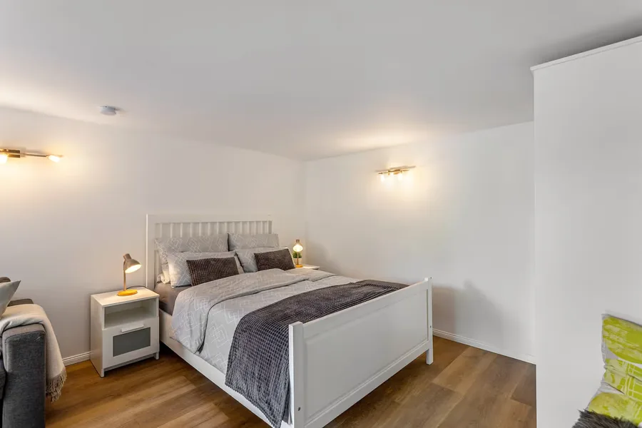 Doppelbett im offenen Wohnraum