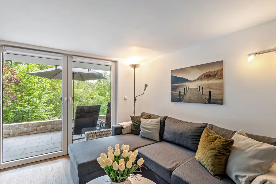 Wohnbereich des Chalet-Erdgeschosses mit bodentiefer Fensterfront