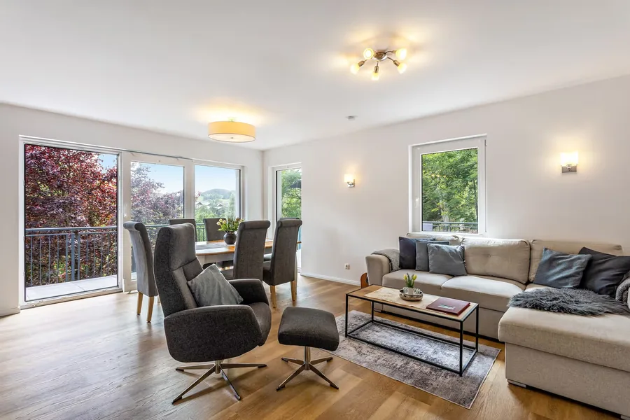Wohnzimmer mit Sofa und Sesseln