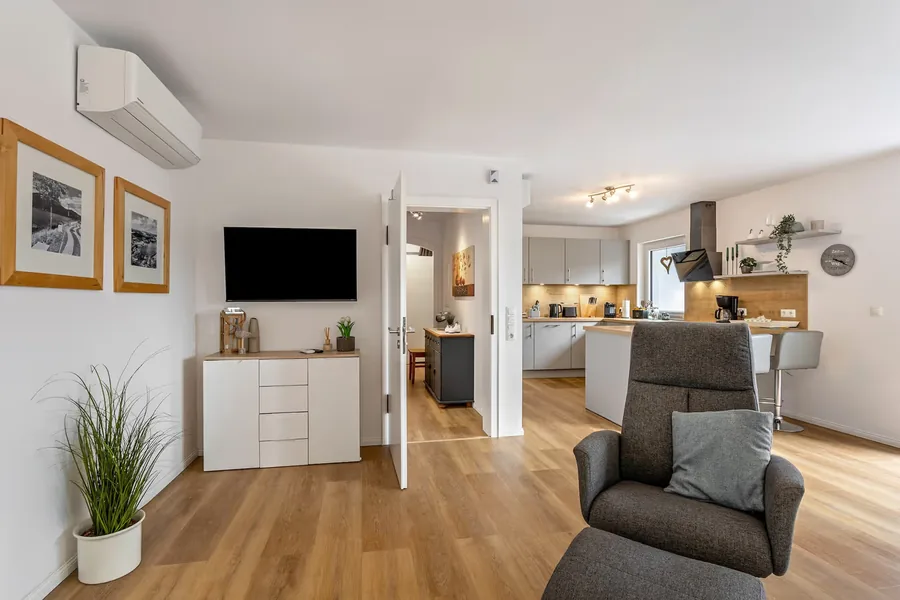 Wohnbereich mit Smart-TV und Klimaanlage
