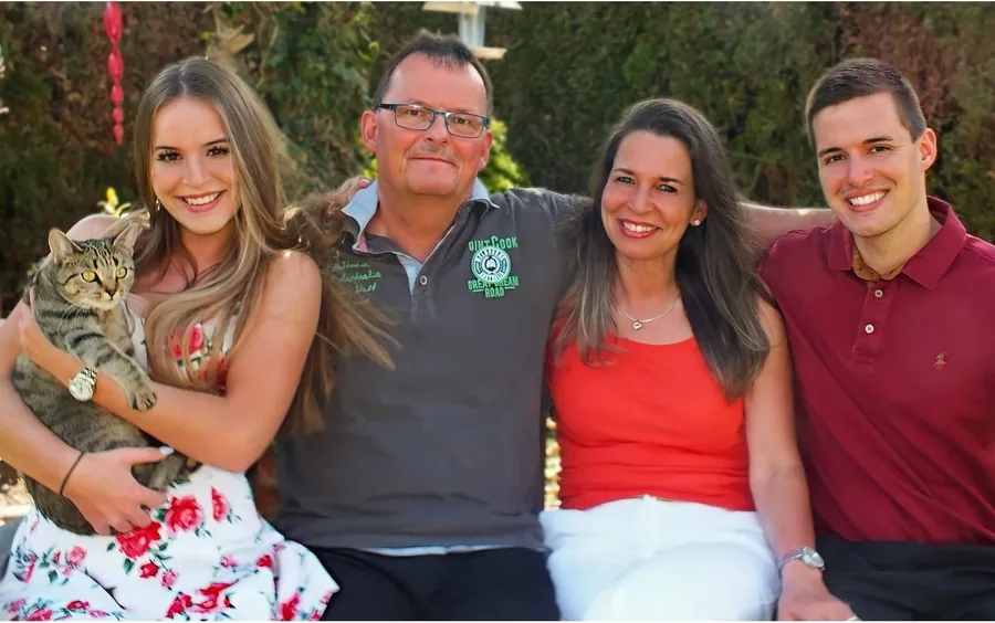 Familie Kuhl im Garten: Marina mit der Katze, daneben Uwe, Simona und Tobias