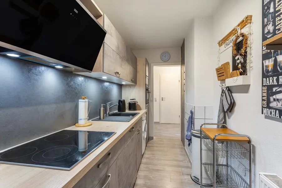 Küchenzeile mit Ceranfeld, Backofen und Dunstabzug