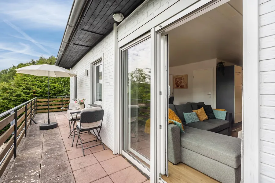 Südbalkon mit Sitzplatz und Blick ins Tal