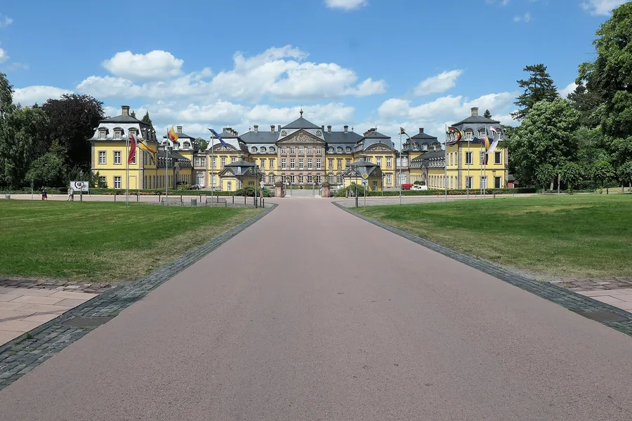 Residenzschloss Bad Arolsen mit der Allee davor