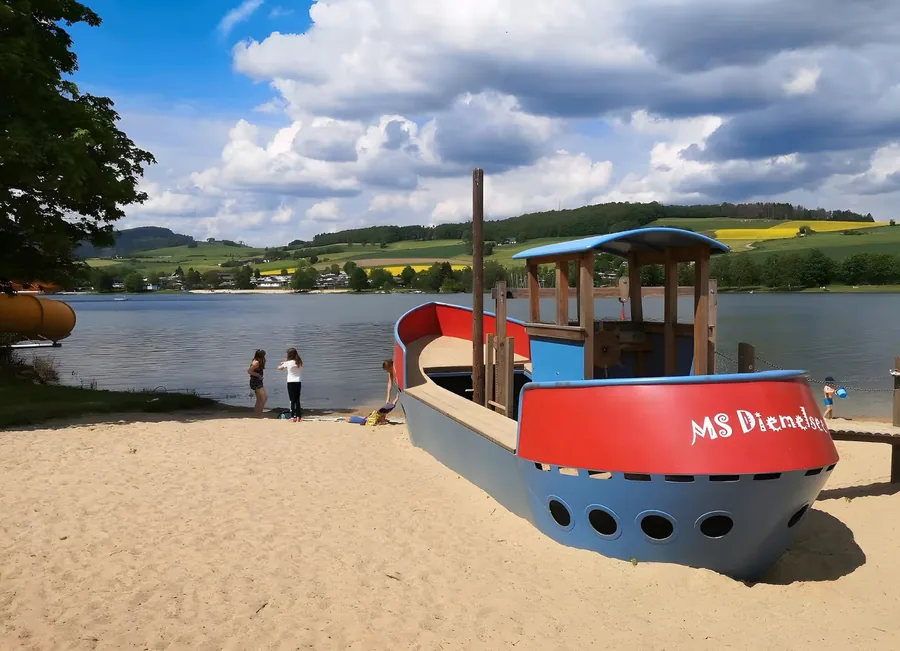 Kletterschiff MS Diemelsee im Sand des Strandbads Heringhausen