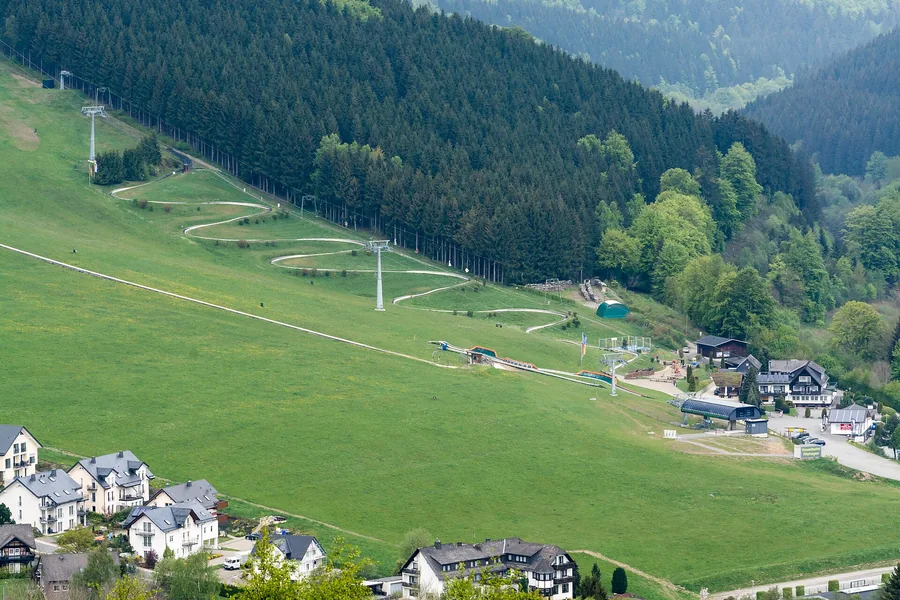 Sommerrodelbahn auf der Wiese oberhalb von Willingen