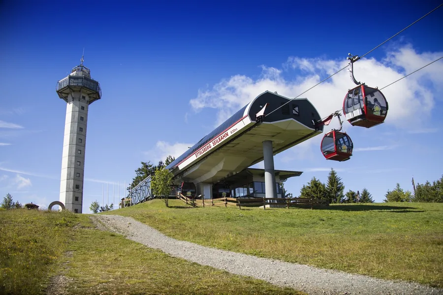 Bergstation der Ettelsberg-Seilbahn mit dem Hochheideturm in Willingen