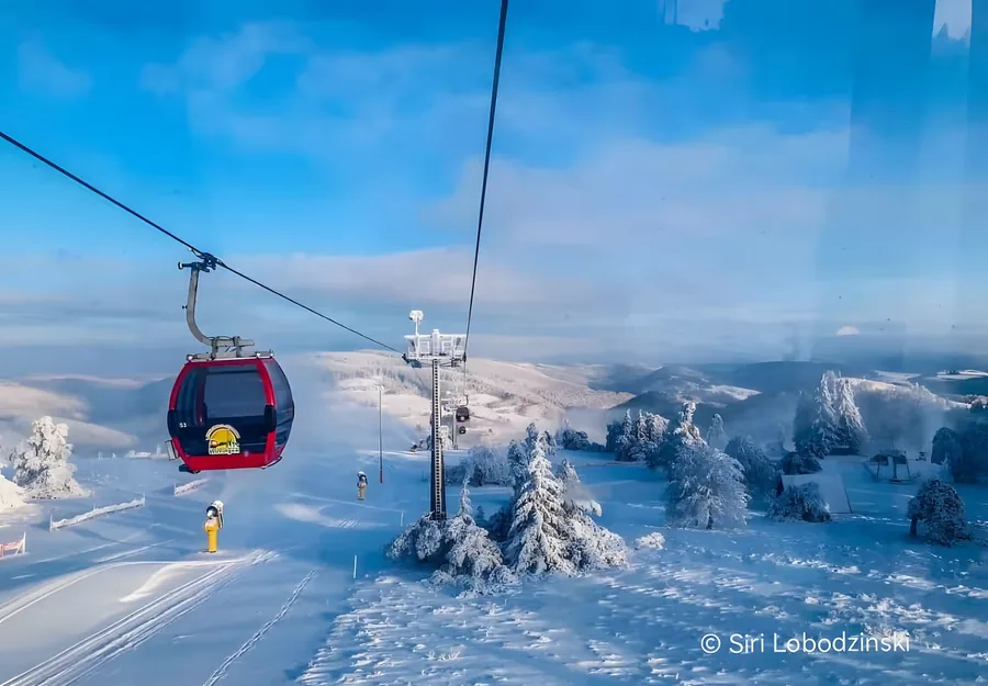 Verschneite Skipiste in Willingen